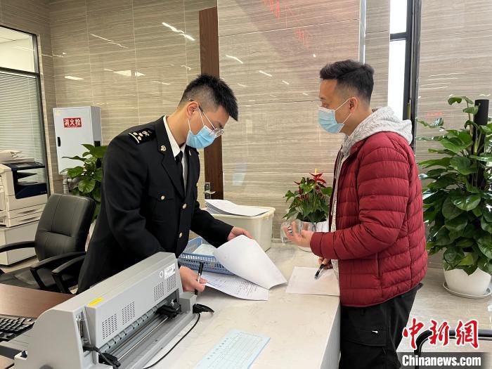图为重庆海关关员指导企业利用RCEP原产地证书申报享惠。　重庆海关供图