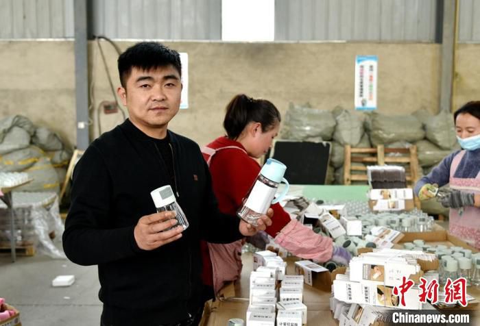 郭庆鹤展示两款他们厂的特色产品。　朱志庚 摄