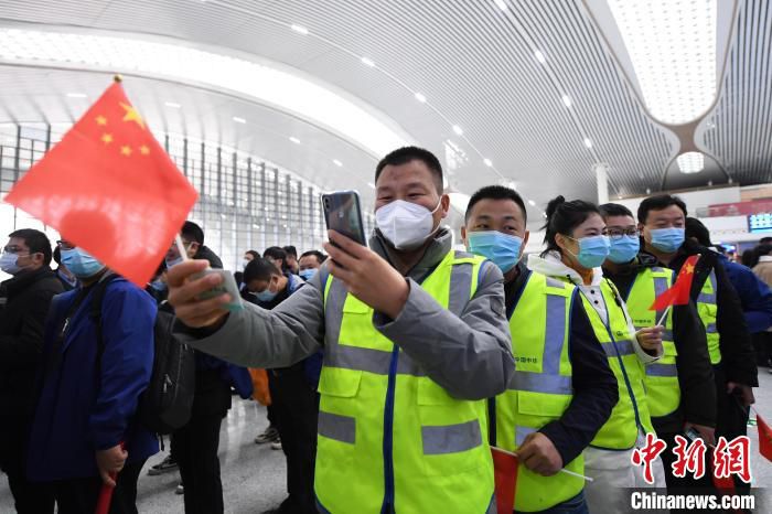 建筑工人乘坐杭台高铁首趟列车检票前拍摄纪念车票。　王刚 摄