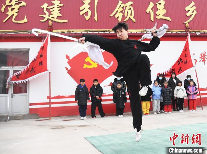 图为学员进行武术器械练习。　刘向 摄