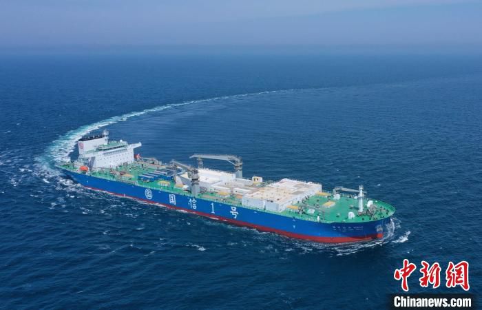 全球首艘10万吨级智慧渔业大型养殖工船“国信1号”。　尹言伟 摄