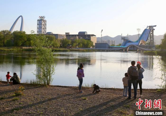 “五一”假期，北京市民在首钢园区游玩。　中新社 易海菲 摄