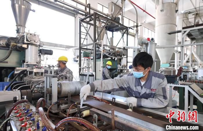 工人正操作机器加工竹产品。　广东省林业局 供图