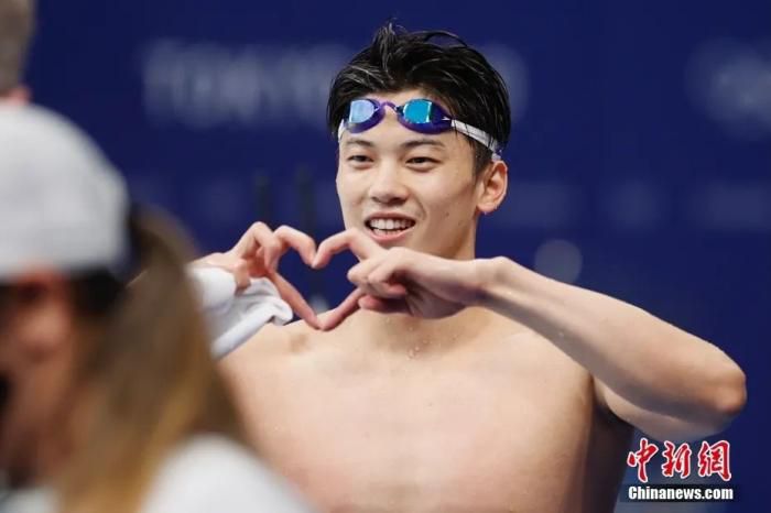 东京奥运会男子200米混合泳决赛中，中国选手汪顺以1分55秒夺得冠军，继里约奥运会夺得该项目铜牌后成功登上最高领奖台。中新社记者 富田 摄