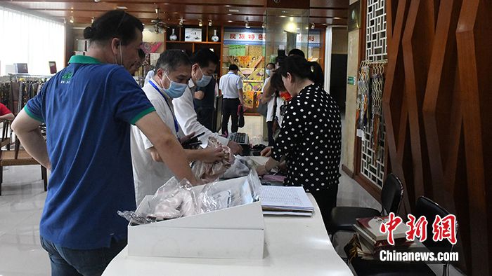 图为5月30日，侨界代表人士在河池市宜州区购买丝绸制品。 中新社记者 林浩 摄 　 　