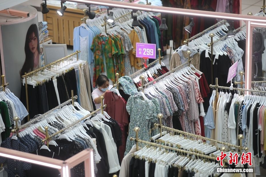 7月15日，山西太原，消费者在商场选购衣物。 中新社记者 张云 摄