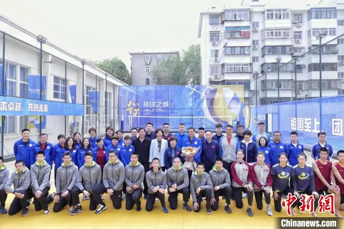 图为沙排教练员运动员在新场地合影 佟郁 摄