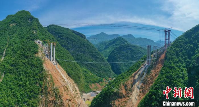图为建设中的巫镇高速公路东溪河特大桥。　重庆巫镇高速公路有限公司供图