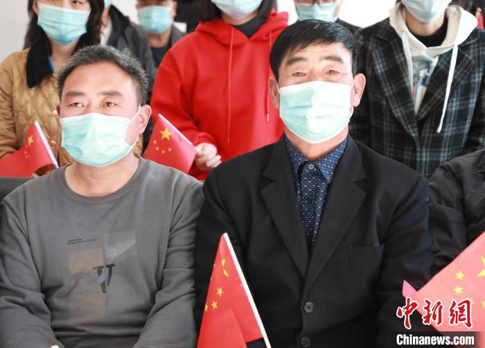 朱大庆的父亲(右)和哥哥在电视前观看比赛。　郭康涛 摄