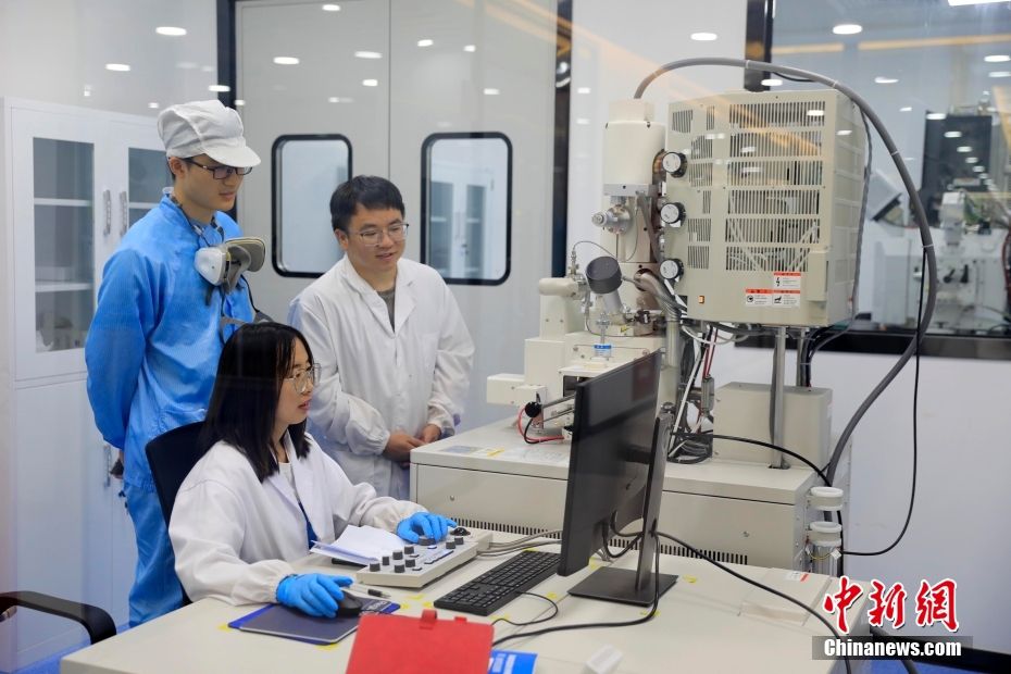 资料图为欧阳明高院士工作站的工作人员做新一代产品研究。 中新社记者 王磊 摄