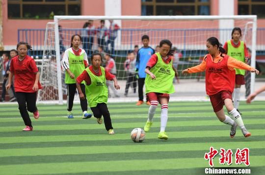 资料图：参与体育运动的青少年们。杨艳敏 摄