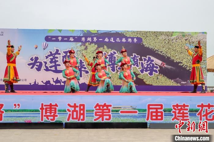 新疆博斯腾湖莲海世界景区位于博斯腾湖景区的西南角，拥有中国最大的野生睡莲群。　龚玲 摄
