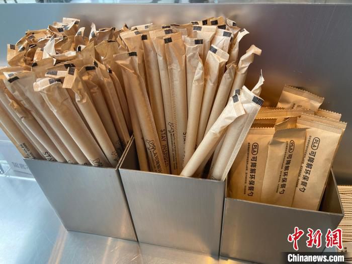 杭州某奶茶店换上了聚乳酸吸管和餐勺。　黄慧 摄