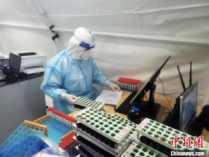 工作人员正在进行相关检测工作。　华大制造 供图