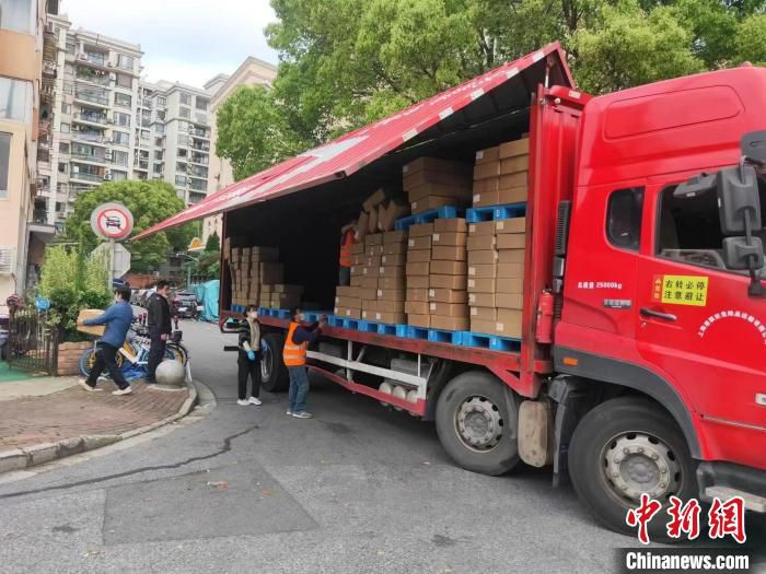 2022年3月抗疫期间搬运产品。　上海市工商联 摄