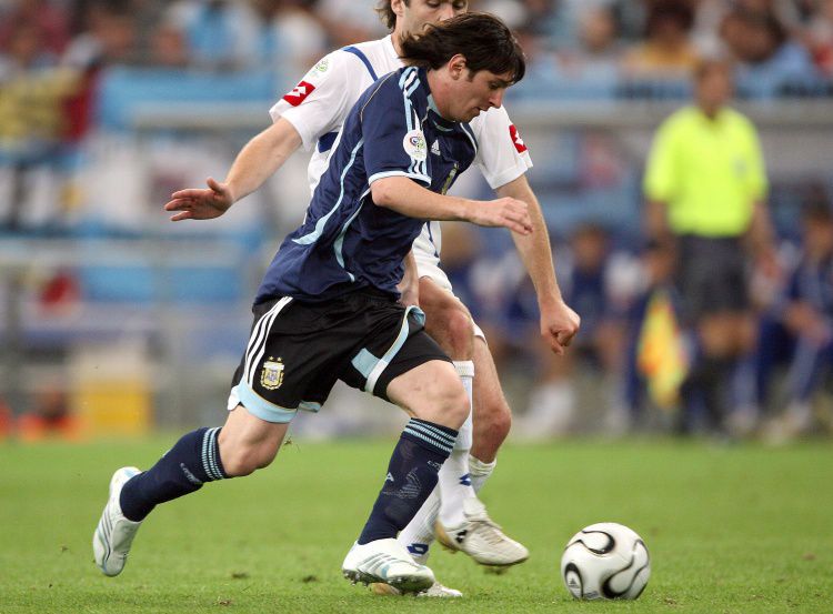 2006年德国世界杯，塞黑vs阿根廷，塞黑队员防守梅西