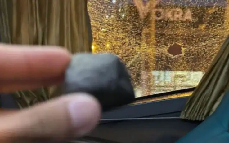 队长别开枪！是我！阿根廷球迷误将本队乘坐的大巴车窗砸破