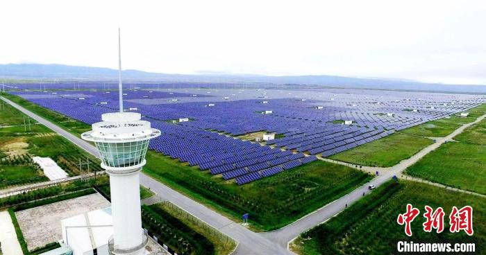 图为青海青海省海南州共和县塔拉滩光伏园区。　海南州委宣传部供图
