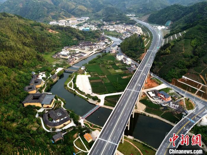 图为田中赋大桥。　陈海林 摄