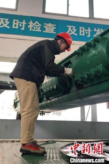 葛洲坝二号船闸人字门启闭机检查。　龚德龙 摄