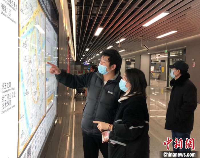 杭州地铁3号线潮王路地铁站内，民众查阅地图。　唐小沛 摄