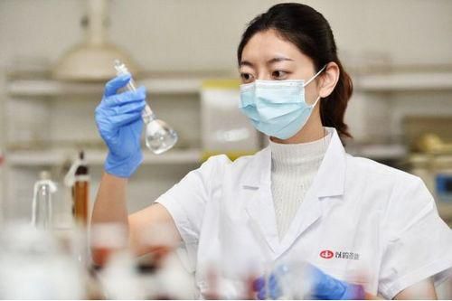 以岭科研人员在做实验。