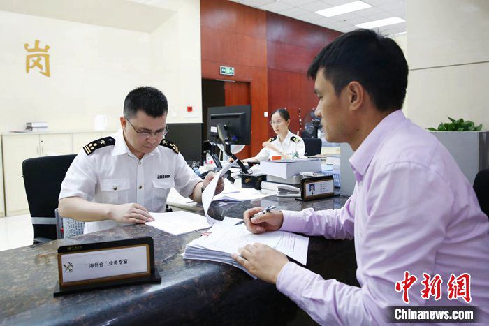 宁波海关所属鄞州海关开设专窗为企业现场解答“海外仓” 备案事宜。姚菊萍 摄 