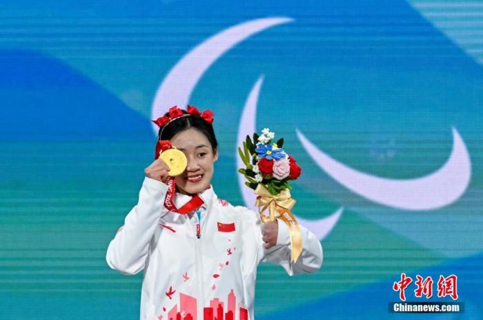 3月11日，北京2022年冬残奥会残奥高山滑雪女子大回转-站姿项目颁奖仪式在延庆颁奖广场举行。图为获得金牌的中国选手张梦秋展示奖牌。 中新社记者 杨华峰 摄