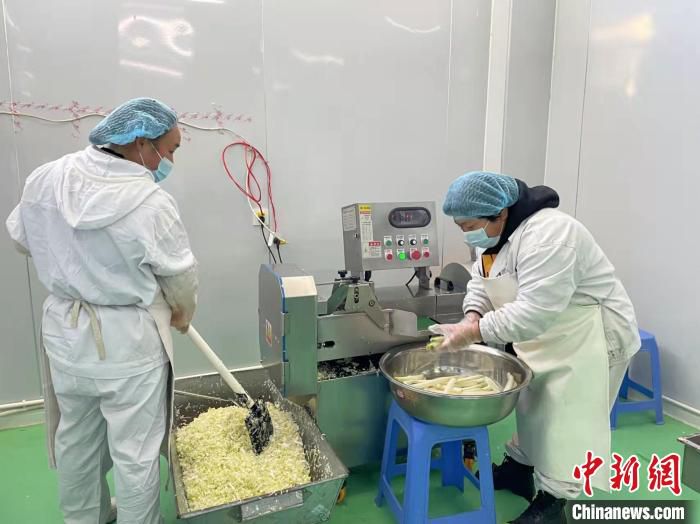 工作人员正炒制葱酱，经过深加工，一瓶瓶色香味俱全的葱酱，走上千家万户的餐桌。　潞城区融媒体中心供图