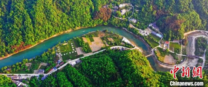 甘肃陇南市康县被称为“一个不要门票的生态大景区”，图为清澈的河水夹于两山之间。(资料图) 张平良 摄