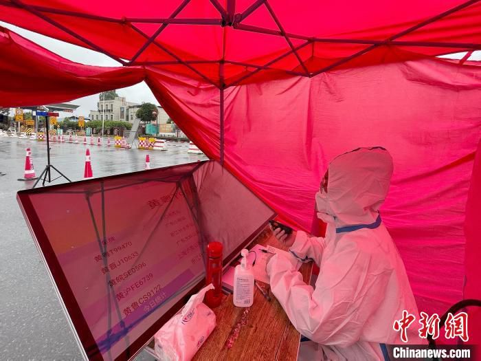 工作人员查看“重点地区车辆预警系统”车辆信息。　吕巧琴 摄