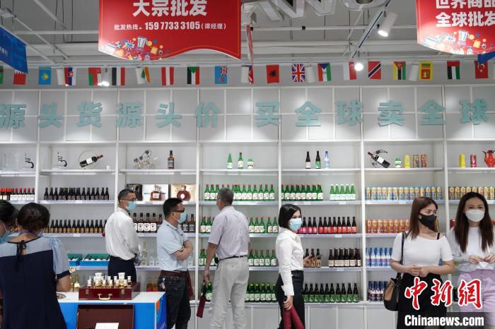 图为民众在贵港义乌小商品城购物。　王以照 摄