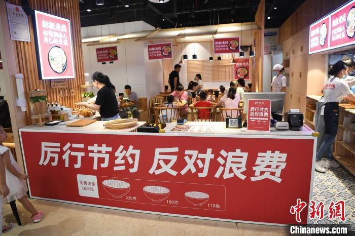 资料图：长沙一餐厅内贴上反对浪费食物的标语。　唐小晴 摄