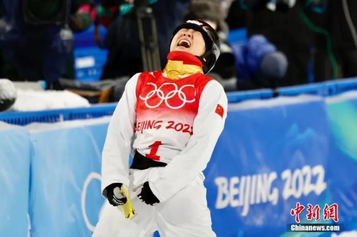 2月14日，北京2022年冬奥会自由式滑雪女子空中技巧决赛在张家口云顶滑雪公园举行，中国选手徐梦桃夺得冠军。图为徐梦桃在比赛后庆祝。中新社记者 富田 摄