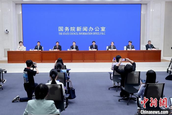 6月30日，中国国务院新闻办公室在北京举行国务院政策例行吹风会，介绍涉企违规收费专项整治行动有关情况。国家发展改革委副秘书长杨荫凯和工业和信息化部运行监测协调局负责人何海林、民政部社会组织管理局局长柳拯、财政部税政司司长贾荣鄂、交通运输部财务审计司司长卢尚艇、国家市场监管总局价格监督检查和反不正当竞争局局长袁喜禄、中国银保监会消费者权益保护局负责人赵越出席。 中新社记者 张宇 摄