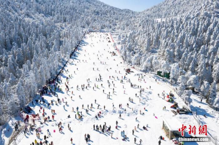 图为无人机航拍众多游客在滑雪。 祝兴勇 摄