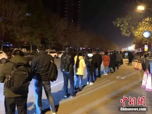 资料图：早上5:30排队乘车的上班族。 冷昊阳 摄
