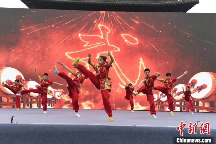 体育节开幕式上进行的武术表演。　陈建新 摄