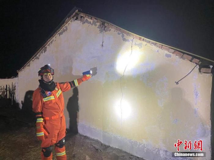 海北支队共计19车95人出动赶赴震中。门源县消防救援大队前突分队4车19人已抵达震中，开始巡查工作。图为门源县消防救援大队前突分队查看房屋开裂情况。 海北消防供图