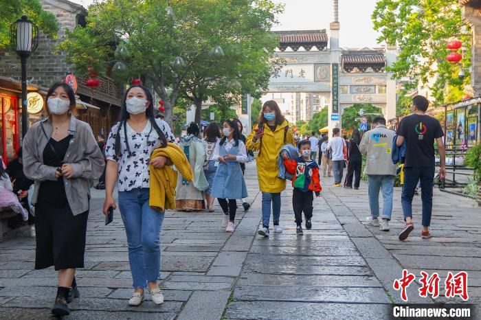随着夏季消费热的汹涌而来，古都南京在“微更新”中全方位拥抱新经济的到来。　泱波 摄