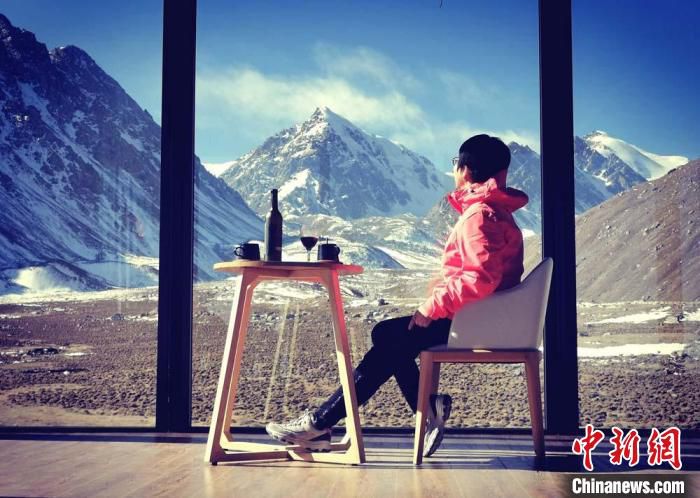 图为巴尔斯雪山设立的“云端全景观景厅”吸引游客体验。(资料图) 常小平 摄