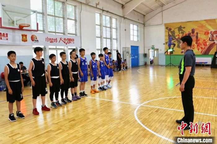 2022中国小篮球联赛天津市级赛，双方队员列队准备。　崔景圣 摄