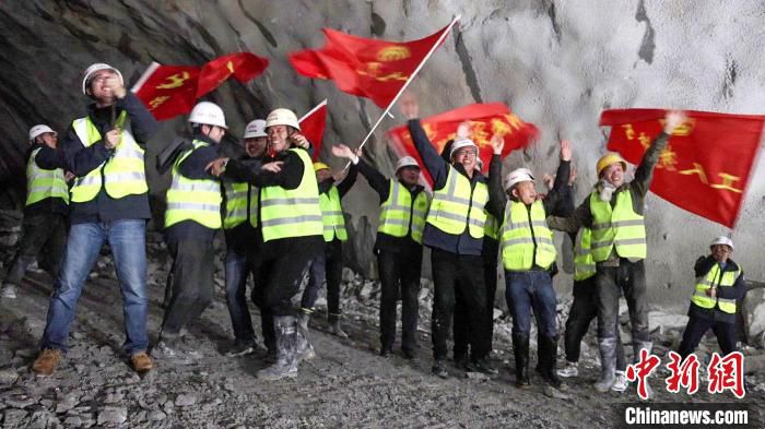 图为，建设者庆祝西山隧道贯通 刘皓 摄