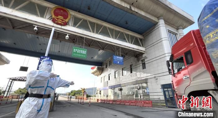 图为民警指挥车辆通行。　河口边检站供图