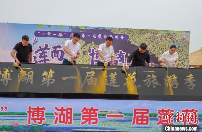 因莲定节、以莲为名，博斯腾湖睡莲绽放再次搅热了这座城。　龚玲 摄