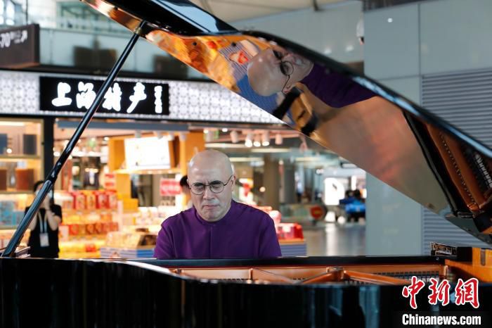 世界著名钢琴演奏家孔祥东用悠扬动听的钢琴演奏开启了“云游”机场之旅。　殷立勤 摄