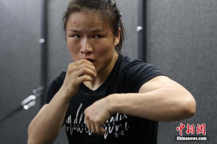 资料图：2020年6月15日，UFC女子草量级世界冠军张伟丽在上海UFC训练中心进行了一场2小时的媒体公开训练，同时这也是张伟丽从美国安全抵达天津完成隔离后首次与媒体见面。图为进行挥拳训练。 张亨伟 摄