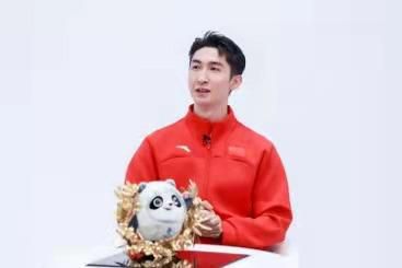 武大靖和他的金墩墩。主办方供图