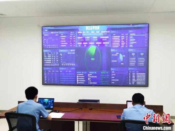 杭州市余杭区市场监督管理局应用“浙江公平在线”系统。　王逸飞 摄