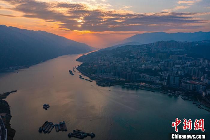 图为航拍镜头下的巫山县现落日余晖映长江的美丽景色。　何蓬磊 摄